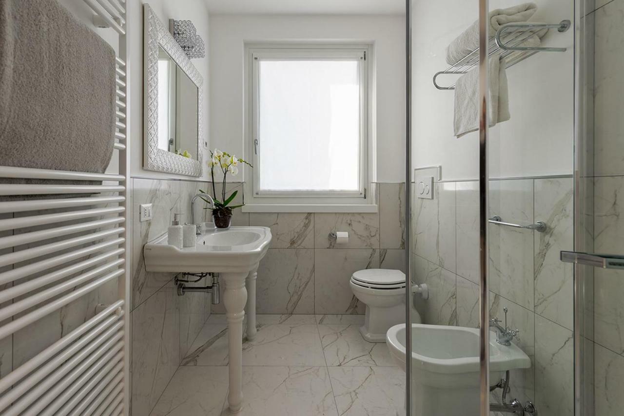 Villa Bianca Luxury Apartments Desenzano del Garda Exteriör bild