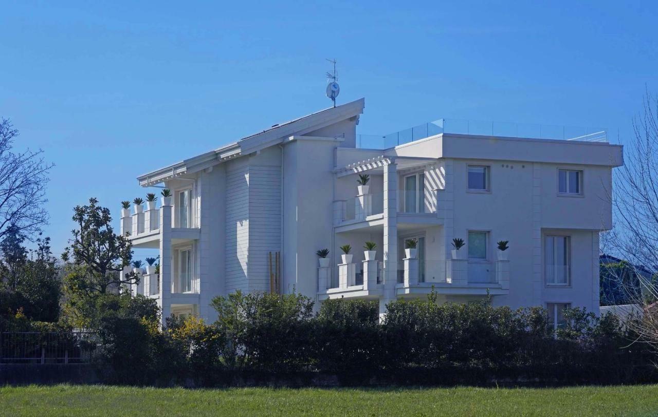 Villa Bianca Luxury Apartments Desenzano del Garda Exteriör bild
