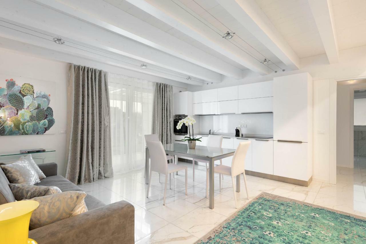 Villa Bianca Luxury Apartments Desenzano del Garda Exteriör bild