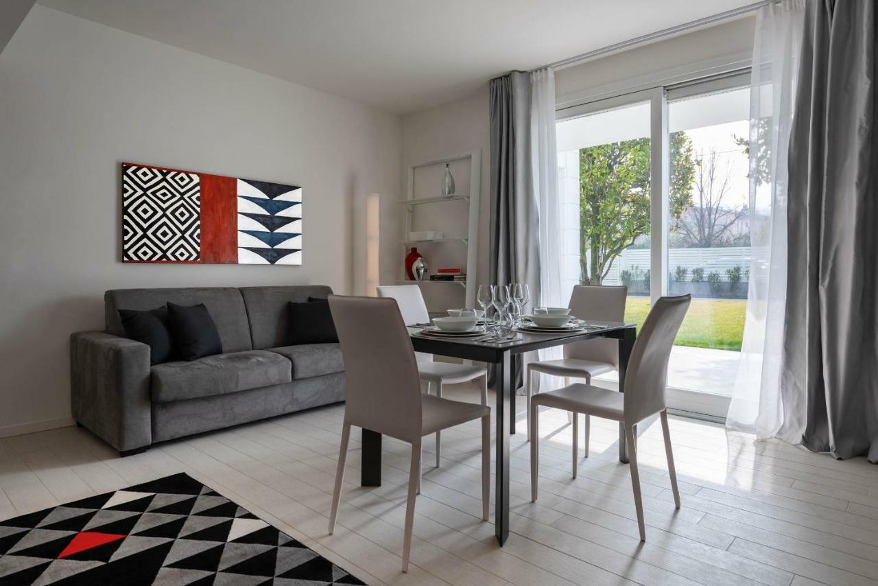 Villa Bianca Luxury Apartments Desenzano del Garda Exteriör bild